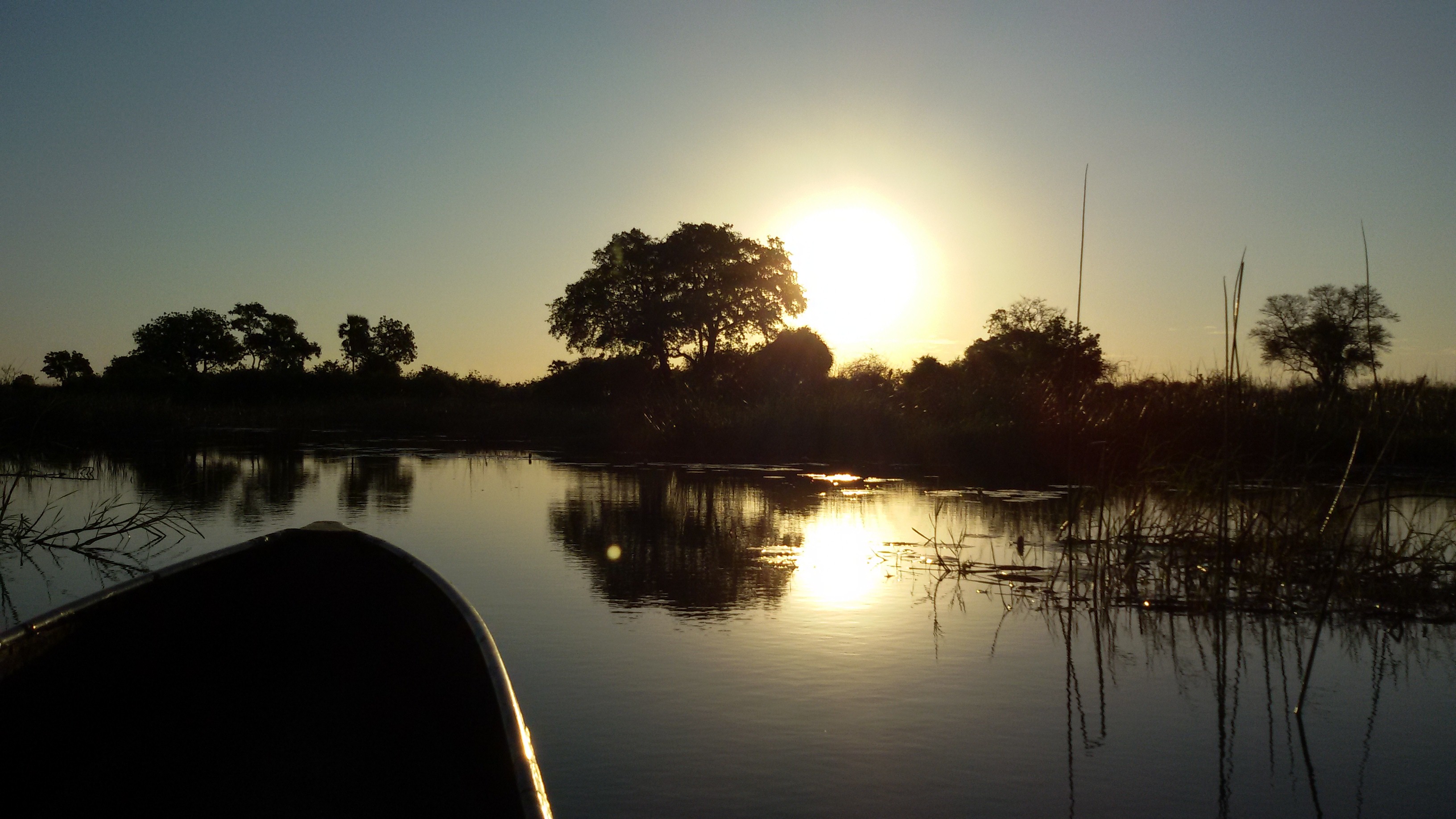 Botswanas Okavango Delta: Mokoro Trip in den Sonnenuntergang