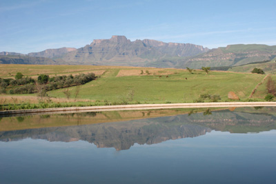 Swimming Pool mit Drakensberg: Inkosana Safari Lodge in Südafrika