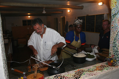 Lodge Betreiber Edmund Salomons kocht für die Gäste der Inkosana Lodge