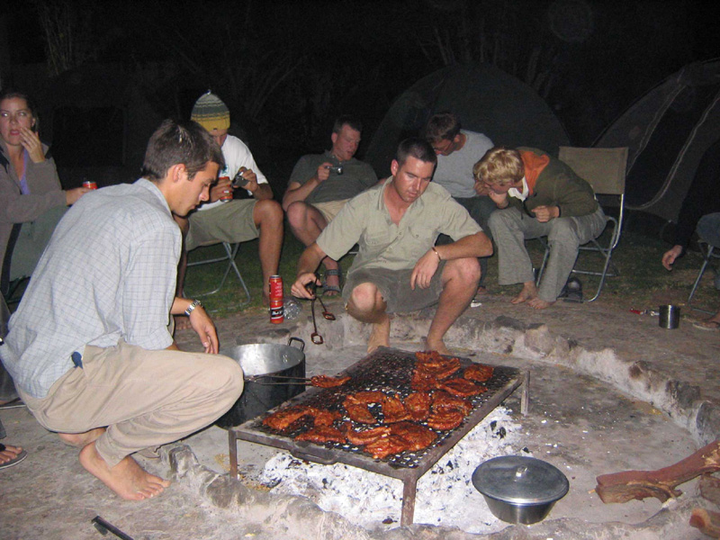 Camp Feuer als Kochstelle und Treffpunkt auf Safaris in Afrika